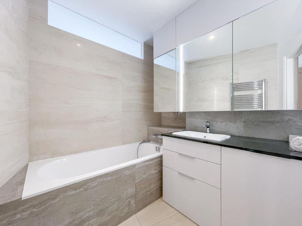 Elysian Apartment Bratislava Buitenkant foto