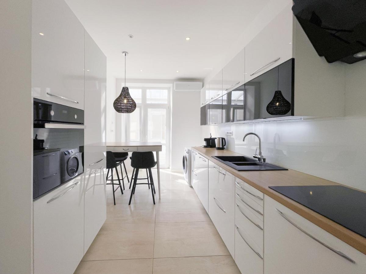 Elysian Apartment Bratislava Buitenkant foto